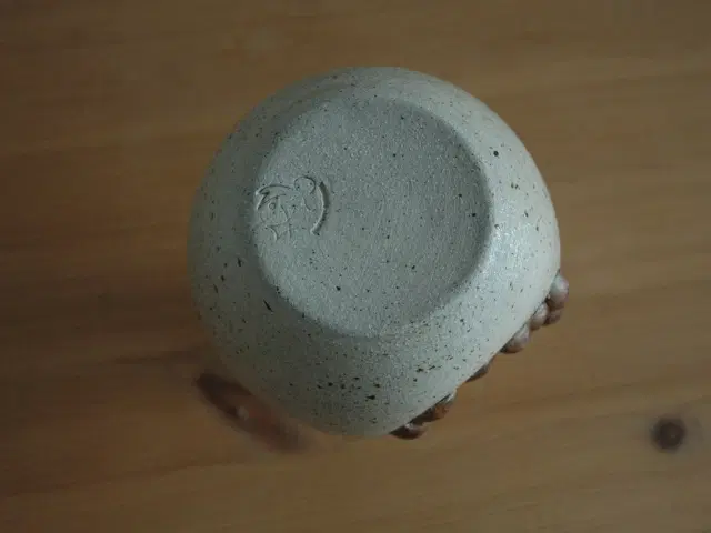 Dråbeformet keramik vase med bær-design
