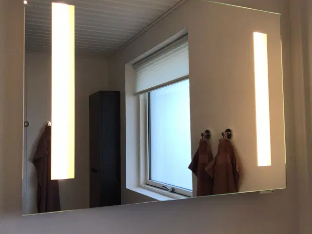 Spejl med LED-lys og stikkontakt