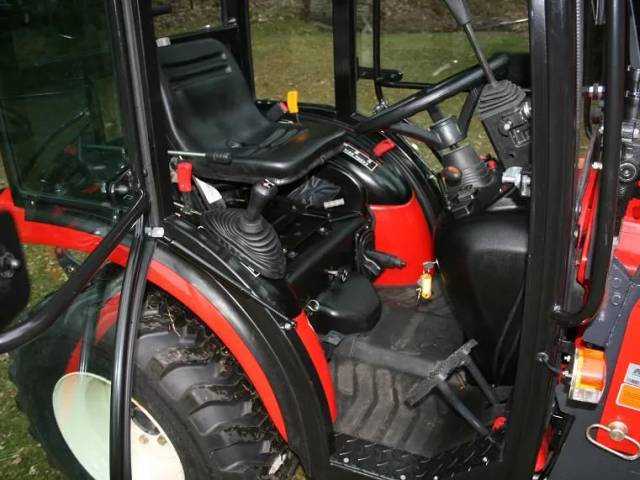 Branson minitraktor model 2500L