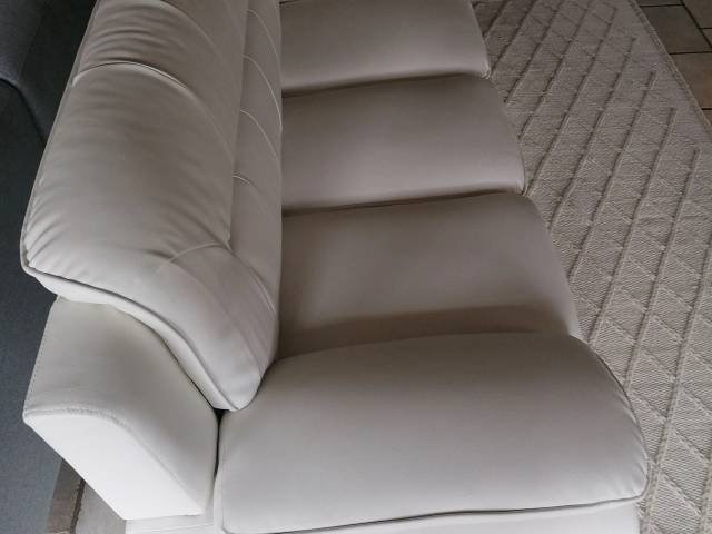 Ny 3 pers sofa i hvid læderlook. 