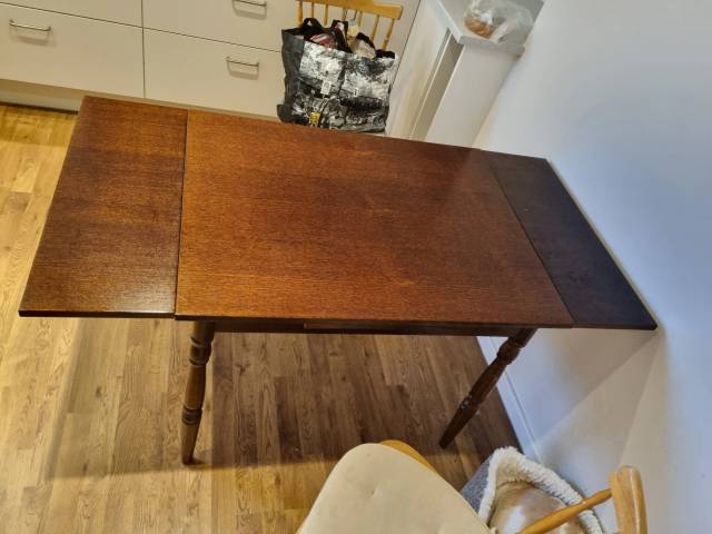 Super velholdt Spisebord med 2 udtræk & 2 Stole