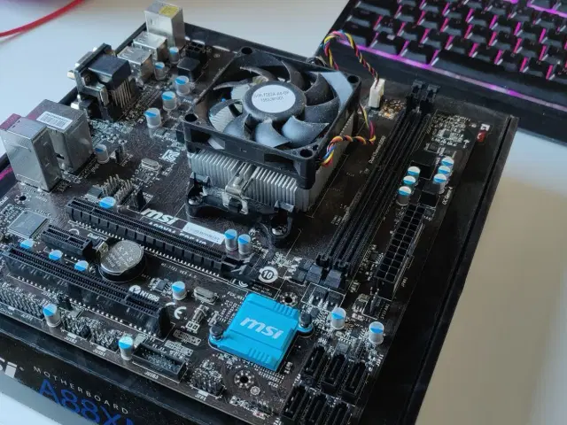 MSI bundkort + AMD processor |