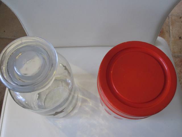 Rød Garant plast bøtte og glaskrukke