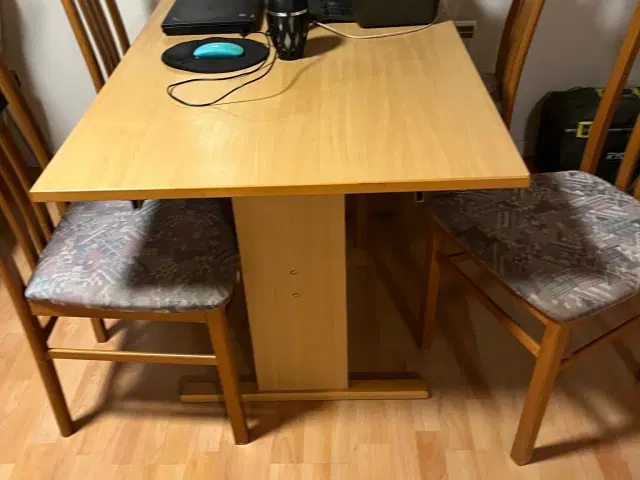 Bord og fire stole