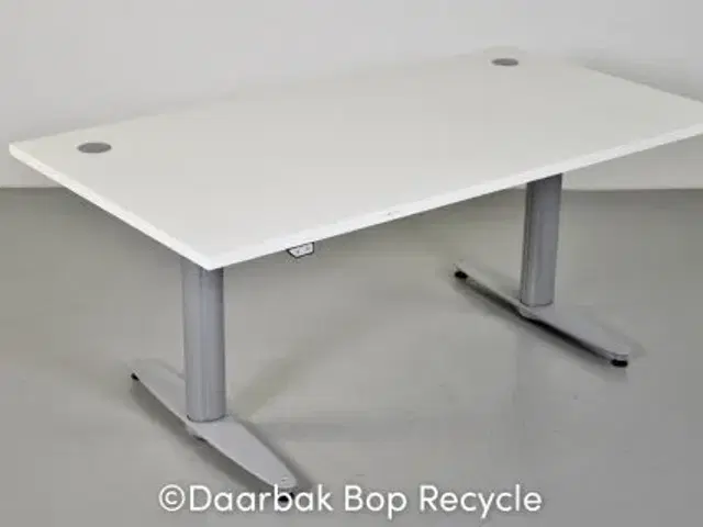 Hæve-/sænkebord med hvid plade, 150 cm.