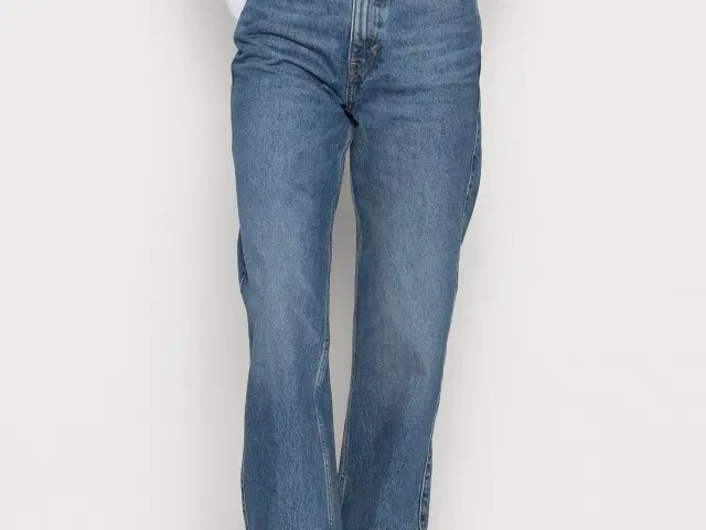 Rowe Extra High Straight Jeans fra WEEKDAY