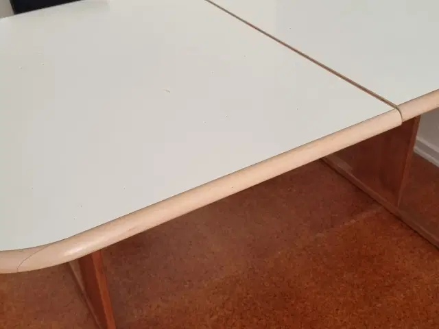 Spisebord med ekstra plade + 5 stoler 
