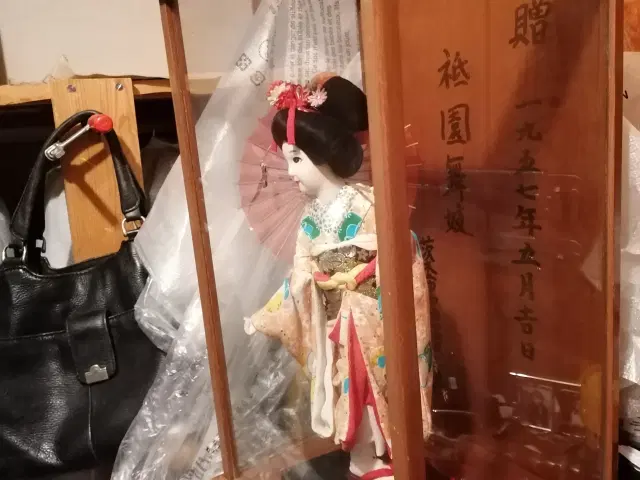 Japansk dukke i montre