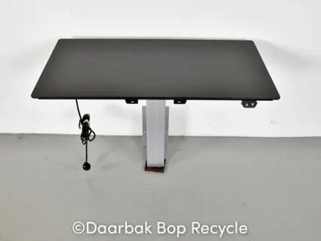 Væghængt hæve-/sænkebord med sort plade og gråt stel