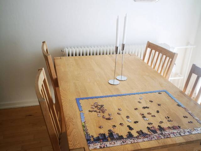 Spisebord i træ med 4 stole