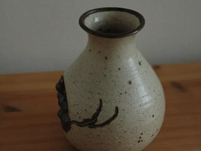 Dråbeformet keramik vase med bær-design