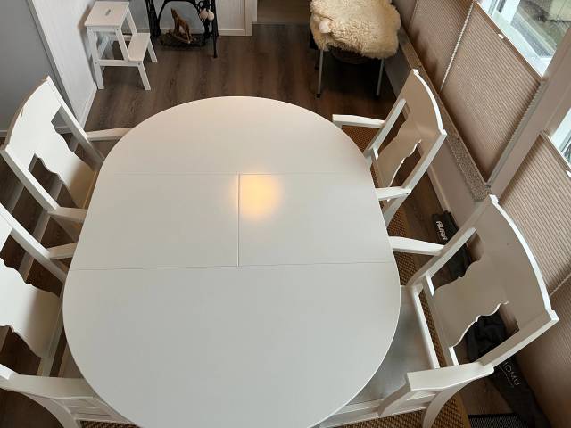 Ingatorp spisebord med 4 stole