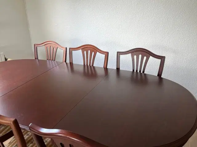 Meget velholdt spisebord med seks stole