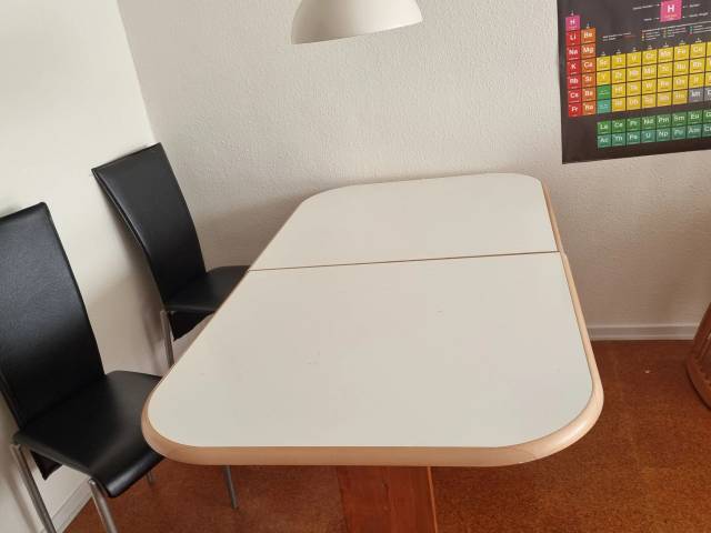 Spisebord med ekstra plade + 5 stoler 