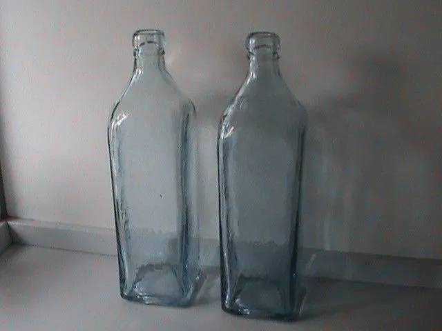 To antikke firkantede glas flasker lys blå