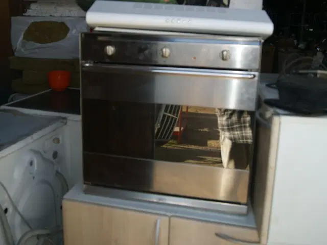 2 indbygnings ovne, og 1.  a+ køleskab.+ emhætte.