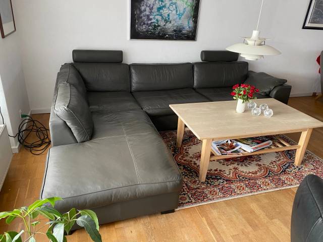 Hjørnesofa i læder med puf