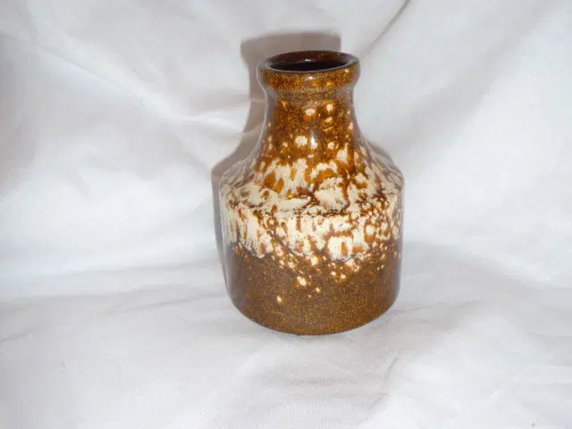 lille brun vase med hvide nister